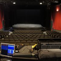 salle et plateau vue de la régie